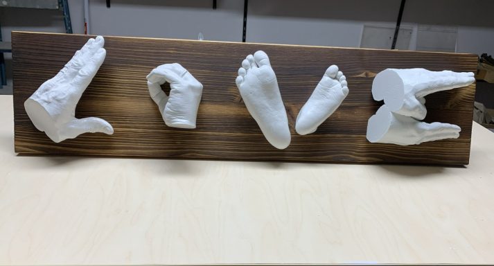 Familienhände auf Brett